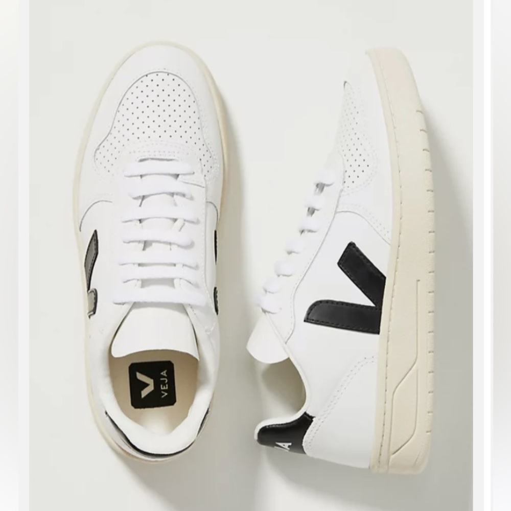 Veja v10 sneakers leather white/black. Size 39.